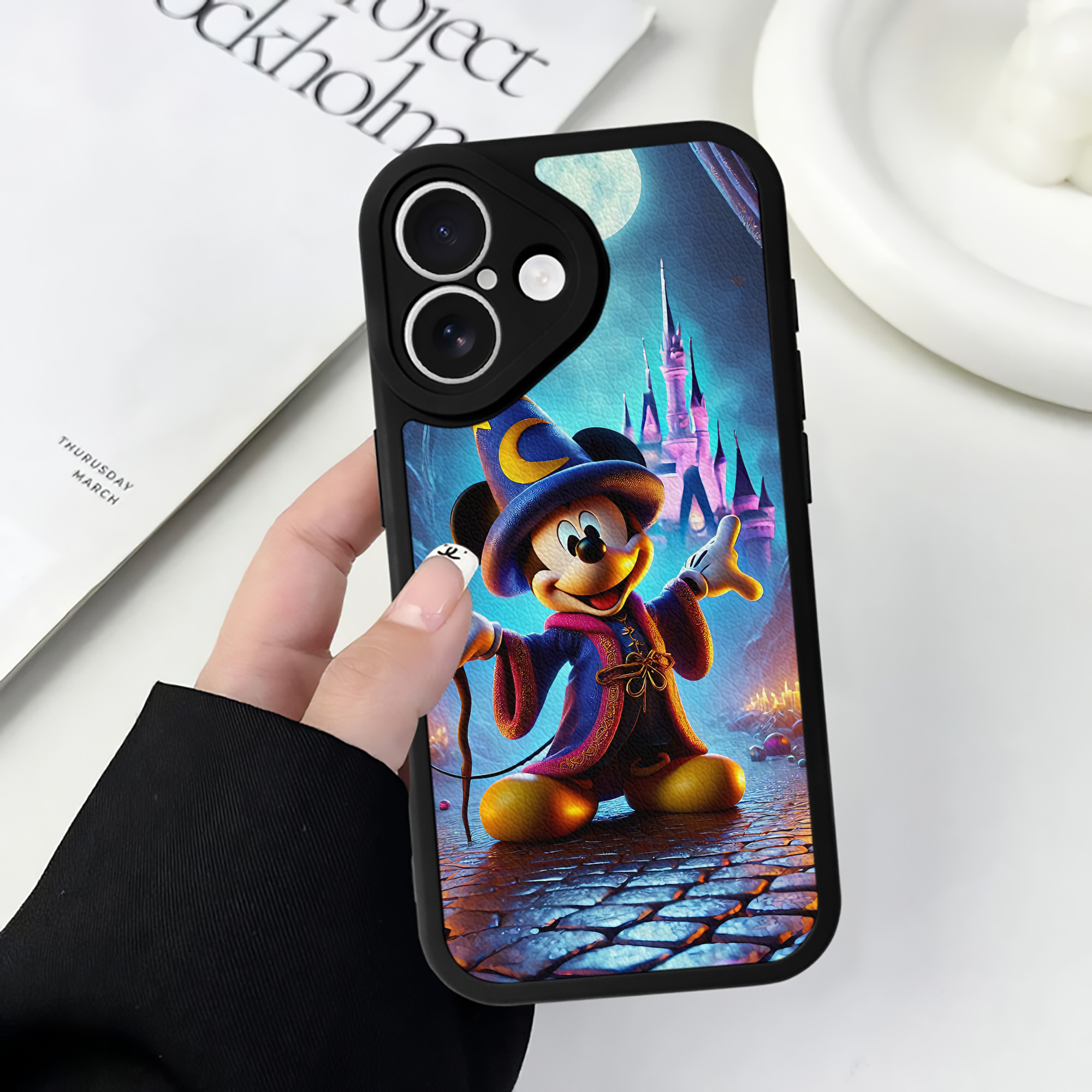 （画像用） ミッキーマウス Mickey Mouse 【iPhone 16シリーズ対応】シリコンスマホケース（レザー調） 材質：シリコン